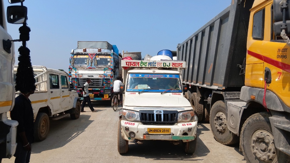 एक्सप्रेसवे निर्माण में धूल से परेशान ग्रामीणों ने किया रोड जाम