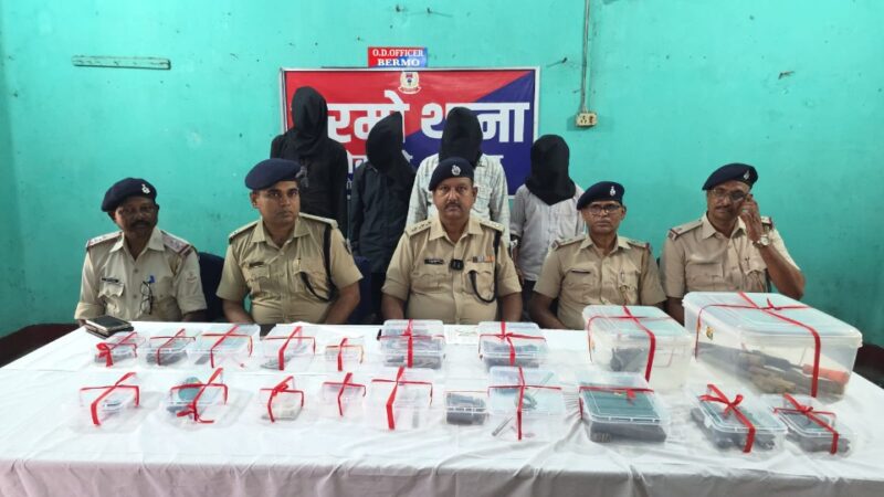 बेरमो में सीसीएल क्वार्टर से अवैध हथियार बनाने का अड्डा पकड़ा गया, चार गिरफ्तार