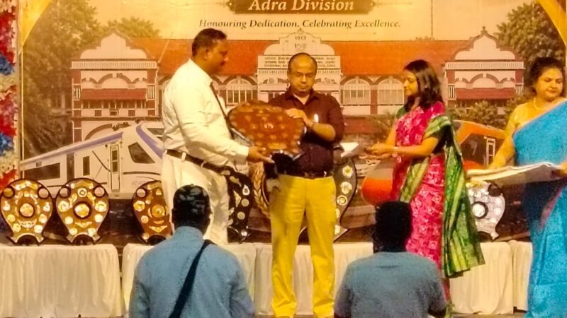 आद्रा मंडल में 70वाँ रेल सेवा सम्मान समारोह संपन्न, कर्मचारियों के उत्कृष्ट योगदान को मिला सम्मान
