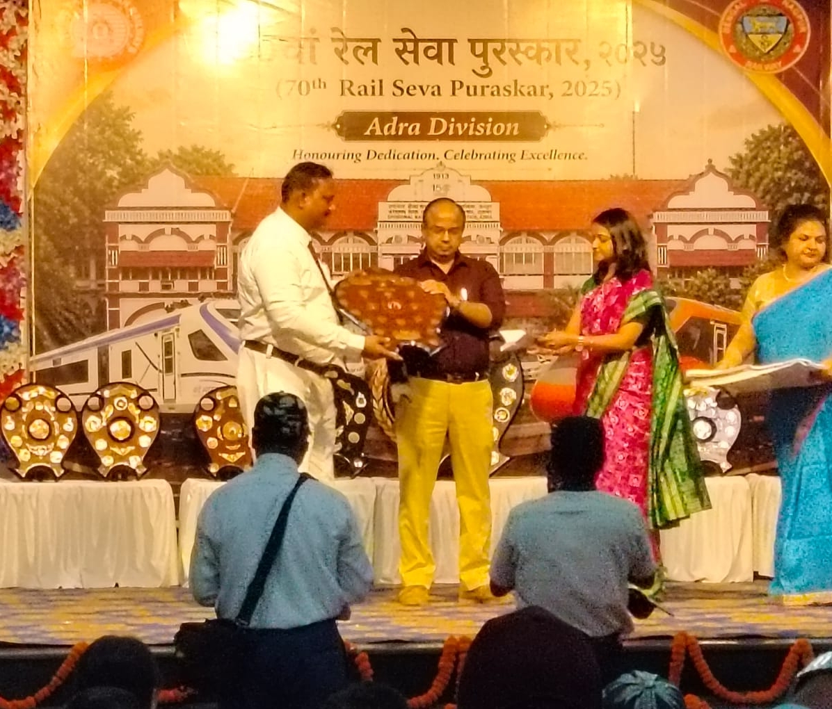 आद्रा मंडल में 70वाँ रेल सेवा सम्मान समारोह संपन्न, कर्मचारियों के उत्कृष्ट योगदान को मिला सम्मान