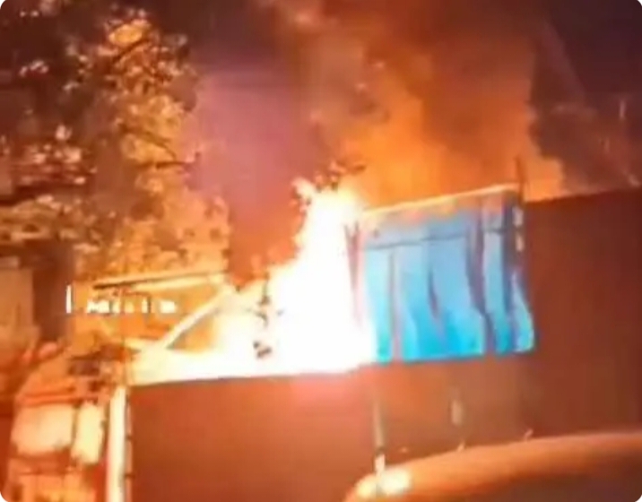 सेक्टर 12 क्षेत्र में अवैध पेट्रोल-डीजल गोदाम में लगी आग, घंटों मशक्कत के बाद पाया काबू 