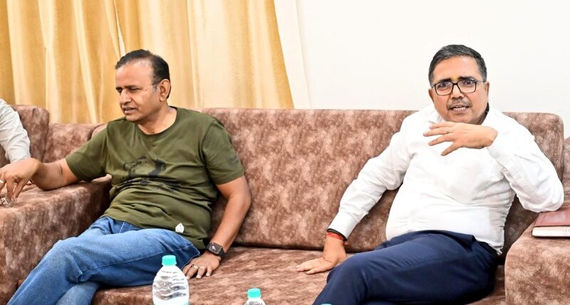 जिला प्रशासन द्वारा हाथी प्रभावित क्षेत्रों में मधुमक्खी पालन, सोलर लाइट एवं हाई मास्क लाइट अधिष्ठापन की दी गई जानकारी