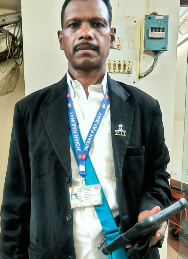 रेलवे कर्मचारी बनकर यात्रा कर रहे संदिग्ध यात्री को टीटीआई ने पकड़ा