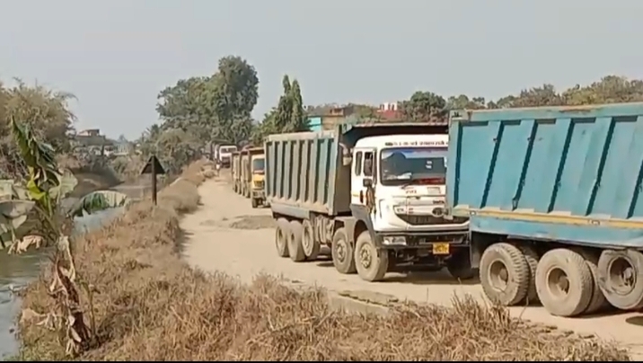 BSL एसजीपी गेट से तेनु नहर मार्ग पर भारी वाहनों के परिचालन आक्रोशित ग्रामीणों अनिश्चितकालीन के लिए लगाई रोक