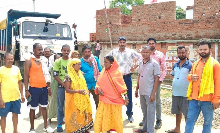 कसमार में एक्सप्रेस वे निर्माण कार्य: उड़ते धूल से परेशान बगियारी वासियों ने एक्सप्रेसवे निर्माण में लगे वाहनों को रोका 