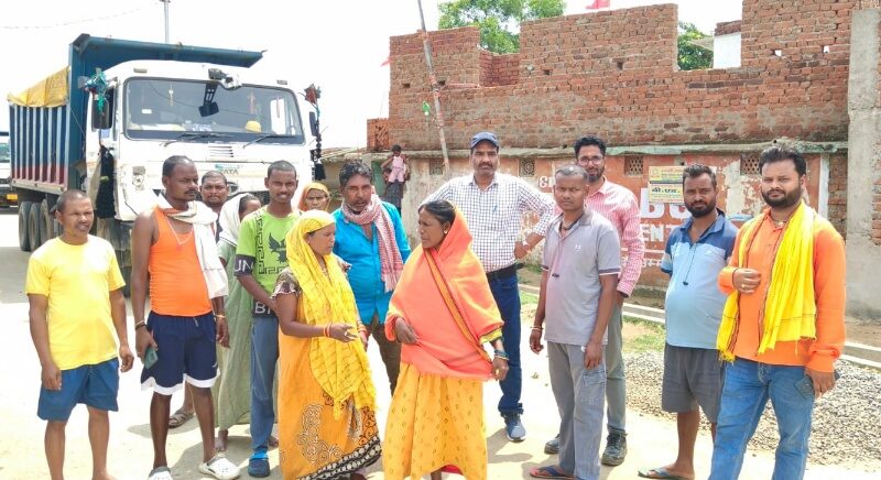 कसमार में एक्सप्रेस वे निर्माण कार्य: उड़ते धूल से परेशान बगियारी वासियों ने एक्सप्रेसवे निर्माण में लगे वाहनों को रोका 