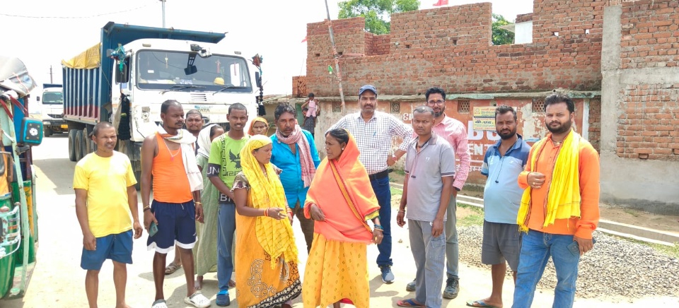 कसमार में एक्सप्रेस वे निर्माण कार्य: उड़ते धूल से परेशान बगियारी वासियों ने एक्सप्रेसवे निर्माण में लगे वाहनों को रोका 