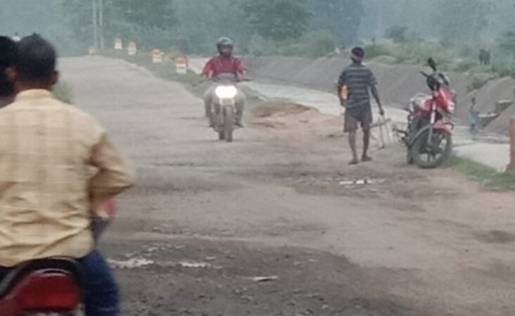 दूसरे दिन भी तुपकाडीह नहर रोड़ पर स्लेग लदे भारी वाहनों का परिचालन रहा ठप, ग्रामीणों का आंदोलन जारी 