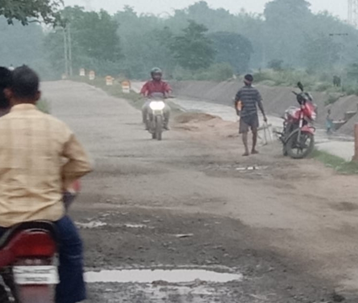 दूसरे दिन भी तुपकाडीह नहर रोड़ पर स्लेग लदे भारी वाहनों का परिचालन रहा ठप, ग्रामीणों का आंदोलन जारी 