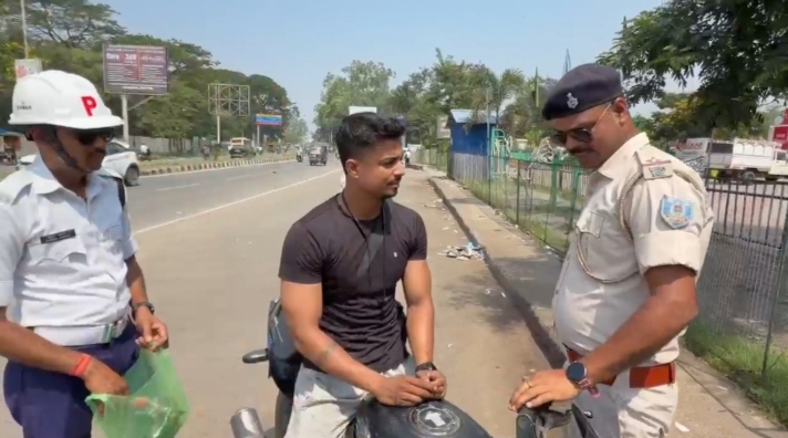 बोकारो में हेलमेट को लेकर जागरूकता अभियान चलाया गया