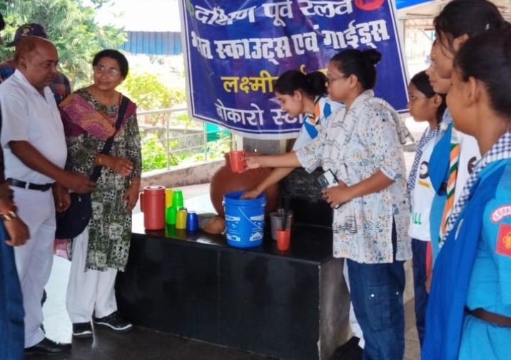 स्काउट एंड गाइड के केडर हर डब्बे के यात्रियों तक पहुंचाएंगे पानी