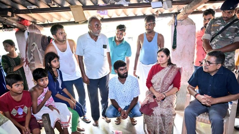 हादसे में माता-पिता को खोने वाले तीन मासूमों के साथ खड़ा हुआ जिला प्रशासन