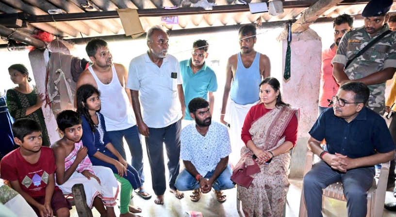 हादसे में माता-पिता को खोने वाले तीन मासूमों के साथ खड़ा हुआ जिला प्रशासन