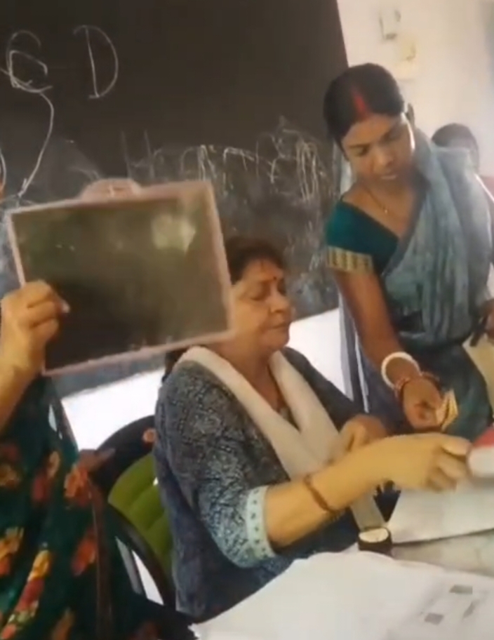 सत्यापन के नाम पर अवैध वसूली का वीडियो वायरल, प्रशासन पर उठे सवाल — जांच की मांग तेज