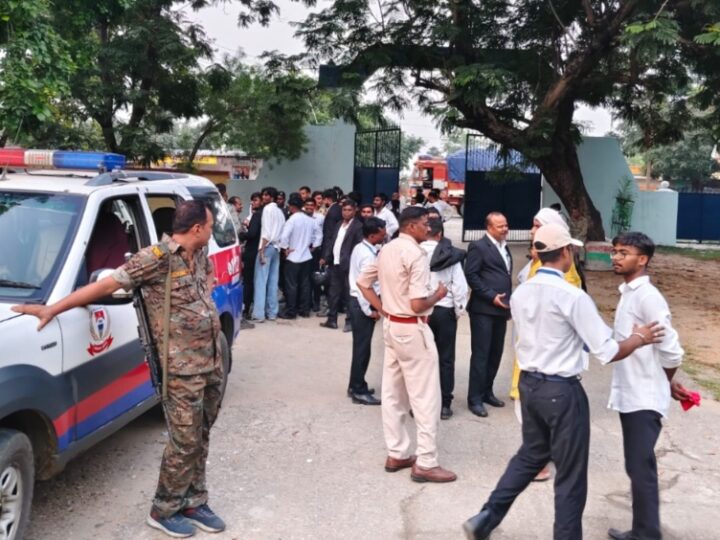 चास कॉलेज परीक्षा केंद्र बना अखाड़ा: छात्रों और महाविद्यालय प्रशासन के बीच नोकझोंक, पुलिस हस्तक्षेप से शांत हुआ माहौल 