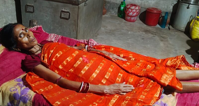 गंभीर रूप से बीमार मां के इलाज के लिए बेटे ने मांगी मदद