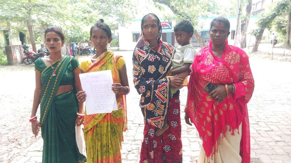 पति की मारपीट से त्रस्त महिला ने प्रशासन से लगाई गुहार