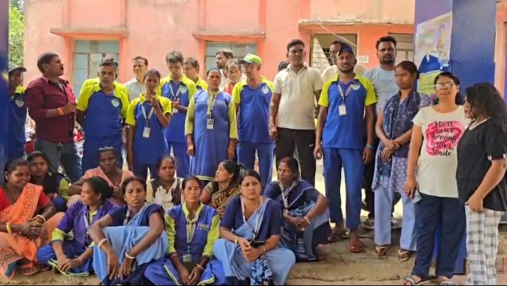 वेतन नहीं तो काम नहीं: सफाई कर्मियों की हड़ताल से अस्पतालों की व्यवस्था चरमराई