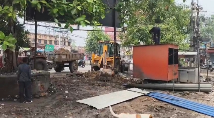 चास नगर निगम का अतिक्रमण अभियान, दुकानदारों में नाराजगी
